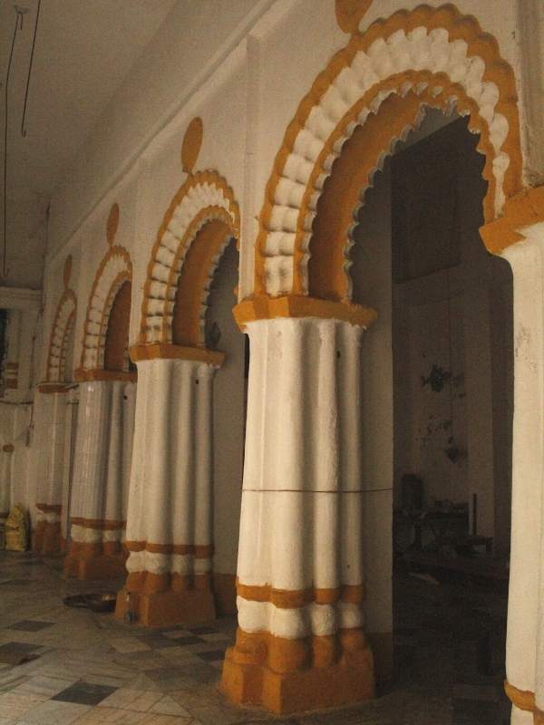 এক সময়ে রানী রাসমণি-সহ তৎকালীন বহু বিশিষ্ট ব্যক্তিত্ব আমন্ত্রিত থাকতেন উত্তর কলকাতার অন্যতম বনেদি বাড়ি হিসেবে পরিচিত এই দত্তবাড়ির দুর্গাপুজোয়।