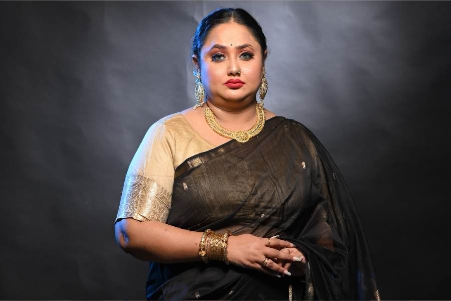 মেয়েরা কুড়িতেই বুড়ি! এমন কটাক্ষকে জবাব দিতেই বেসরকারি সংস্থায় কর্মরতা সোনালি এগিয়ে এসেছেন মডেলিংয়ের জগতে। 