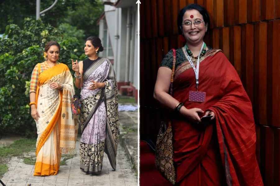 সেই প্রথম চৈতালি দাশগুপ্তর হাত ধরে বাংলা কবিতা পরিখা পেরিয়ে জায়গা করে নিল বাঙালির ওয়ার্ডরোবে। পাঞ্জাবি, কুর্তি, শাড়িতে কবিতা লেখা ‘পদ্য পোশাক’ হয়ে উঠল চৈতালির অভিনব উদ্যোগ। যে স্বপ্নের পথ ধরে ‘শ্রাবস্তী’ সম্প্রতি পার করেছে তিন দশক। 