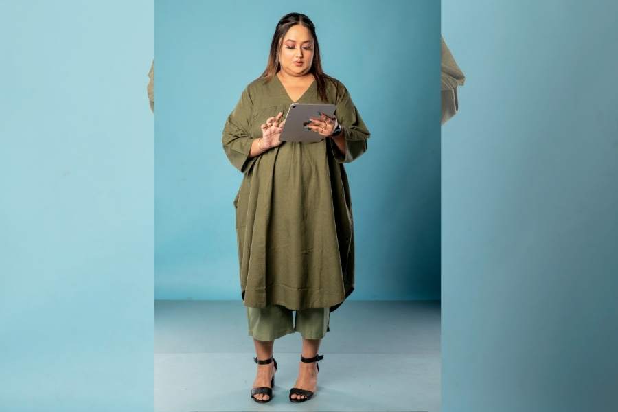 ষষ্ঠীতেও অফিস থাকলে ভাল মানাবে এমনই কুর্তি আর পালাজো।