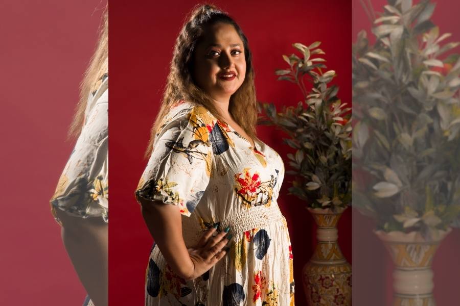 সপ্তমীতে ঠাকুর দেখার ইচ্ছে থাকলে পরতে পারেন ফ্লোরাল ড্রেস।  