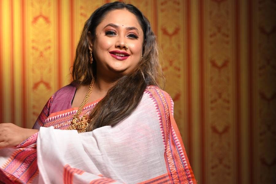 অষ্টমীর অঞ্জলি শাড়ি ছাড়া সত্যিই অসম্পূর্ণ। সঙ্গে মানানসই গয়না। মেকআপ থাকবে হাল্কা। 