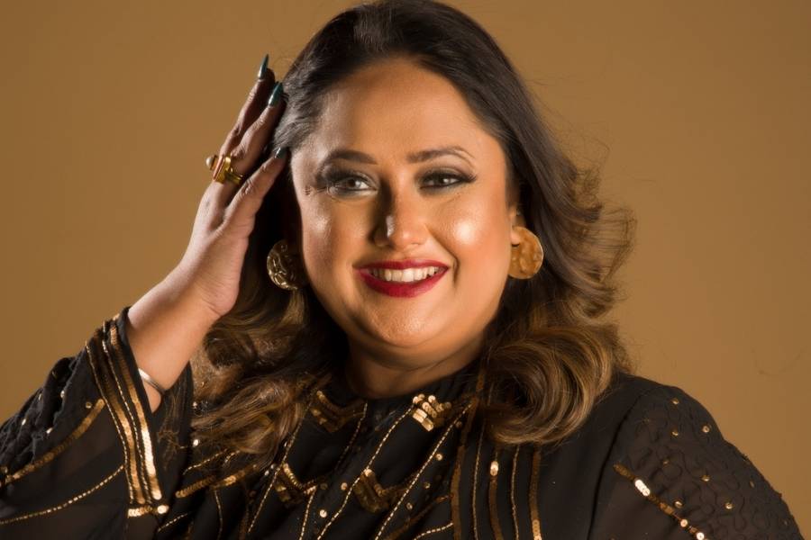 নবমীতে পার্টি তো চাই-ই। পার্টির জন্য যে কোনও ঝলমলে ড্রেস বেশ মানাবে।