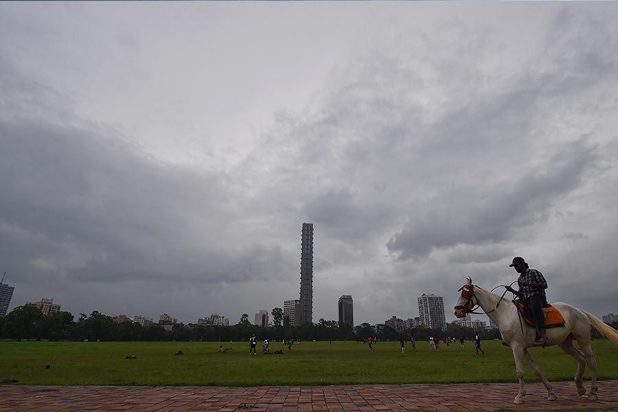 হাওয়া অফিসের পূর্বাভাস সত্যি হলে, বিকেল বা সন্ধ্যার পর বৃষ্টি হলে দুর্ভোগে পড়তে পারেন দর্শনার্থীরা। 