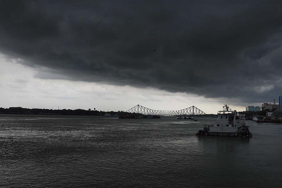 উৎসবমুখর আবহে ‘অসুর’ রূপে বৃষ্টি যে হাজির হতে পারে, সেই পূর্বাভাস আগেই দিয়েছিল হাওয়া অফিস। যে পূর্বাভাস আগাম পেয়েই হয়তো চতুর্থীর রাত থেকে দর্শনার্থীদের ভিড় লক্ষ্য করা গিয়েছে। হয়তো তাঁদের মনে হয়েছে, আগেভাগে ঠাকুর না দেখে নিলে পরে বৃষ্টিতে আনন্দ মাটি হতে পারে।