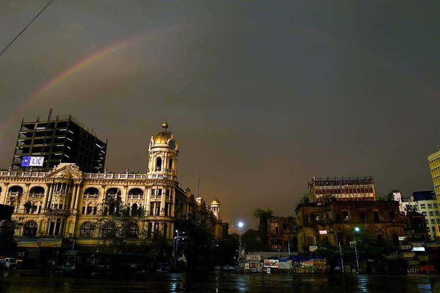 বোধনের দিনই বঙ্গোপসাগরে ঘূর্ণাবর্ত তৈরির সম্ভাবনা রয়েছে। পরে সেটি নিম্নচাপে পরিণত হতে পারে। তার প্রভাবেই ষষ্ঠী থেকে বৃষ্টিতে ভিজবে রাজ্য। 