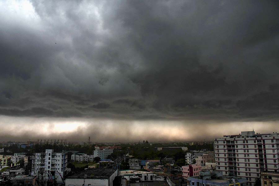 তবে কলকাতা-সহ দক্ষিণবঙ্গের  বাকি জেলায় হালকা থেকে মাঝারি বৃষ্টি হতে পারে। 