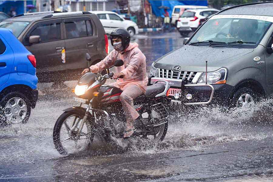 অষ্টমীতে বর্ষণ আরও বাড়তে পারে বলে আশঙ্কা। সোমবার দুই মেদিনীপুর, পুরুলিয়া, ঝাড়গ্রাম, বাঁকুড়ায় ভারী বৃষ্টির পূর্বাভাস জারি করা হয়েছে। 