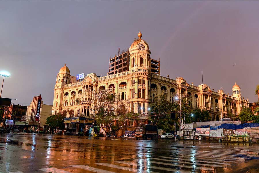 নবমীতেও পিছু ছাড়বে না বৃষ্টি। ওই দিন দুই মেদিনীপুর এবং ঝাড়গ্রামে ভারী বৃষ্টি হতে পারে। বাকি জেলায় হালকা থেকে মাঝারি বৃষ্টি হতে পারে।