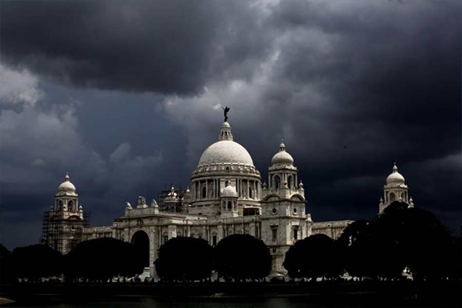  দার্জিলিং, জলপাইগুড়ি, কালিম্পং, আলিপুরদুয়ার, কোচবিহারে ভারী বৃষ্টির সম্ভাবনা রয়েছে। দুই দিনাজপুর ও মালদায় বজ্রবিদ্যুৎ-সহ হালকা থেকে মাঝারি বৃষ্টি হতে পারে।