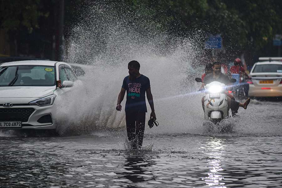 কিছু দিন আগেও বঙ্গোপসাগরে নিম্নচাপ তৈরি হয়েছিল। তার প্রভাবে ভারী বৃষ্টিতে ভিজেছিল কলকাতা-সহ দক্ষিণবঙ্গ। যদিও নিম্নচাপ কাটতেই আবার পাততাড়ি গোটায় বৃষ্টি। তবে মাঝেমধ্যেই বিক্ষিপ্ত ভাবে বৃষ্টি হয়েছে দক্ষিণের জেলাগুলিতে। তৃতীয়াতেও বৃষ্টি হয়েছিল কলকাতায়।