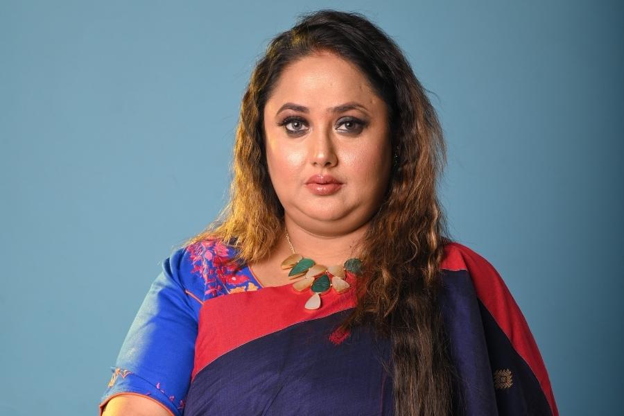  পার্টি করতে না চাইলে কোনও অসুবিধা নেই। বাড়িতেই আড্ডা জমুক হাল্কা মেজাজে। পরনে থাকুক শাড়ি।