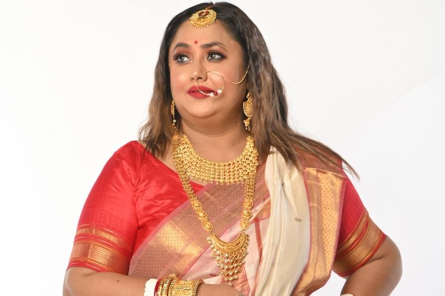 দশমীতে মায়ের বরণ হোক সনাতনী সাজেই। 