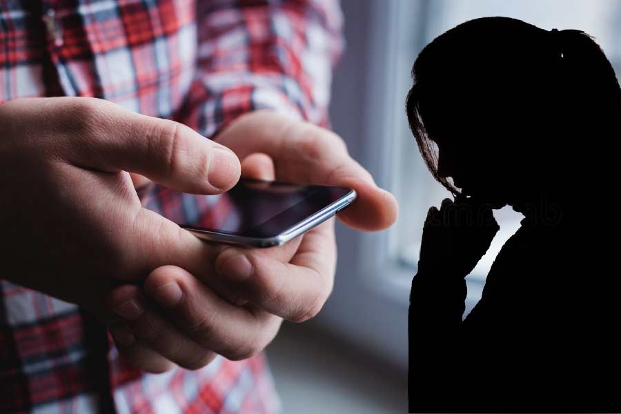 ক্লাসের মধ্যে ছাত্রীদের পর্নোগ্রাফির ভিডিয়ো দেখানোর অভিযোগ উঠেছে খোদ শিক্ষকের বিরুদ্ধে। ওই শিক্ষক ক্লাসে ছাত্রীদের শ্লীলতাহানিও করেছেন বলে দাবি অভিভাবকদের।