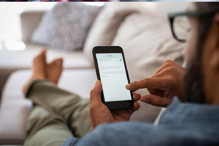 ঝাড়খণ্ডের পশ্চিম সিংভূম জেলায় একটি গ্রামের স্কুলে পড়ান ওই শিক্ষক। নির্যাতিত ছাত্রীরা বাড়িতে তাঁর বিরুদ্ধে অভিযোগ জানায়। তার পর অভিভাবকরা একজোট হয়ে শিক্ষককে ‘উপযুক্ত শাস্তি’ দিয়েছেন বলে খবর।