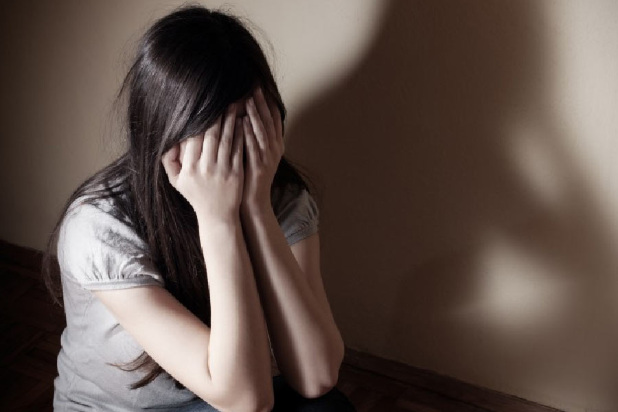 জানা গিয়েছে, মোট ছ’জন ছাত্রী ওই শিক্ষকের বিরুদ্ধে মুখ খুলেছে। স্কুল থেকে বাড়ি গিয়ে মা-বাবার কাছে তারা জানিয়েছে ‘স্যর’ তাদের সঙ্গে কী করেছেন। অভিভাবকরা অন্য গ্রামবাসীদের সঙ্গে তা আলোচনা করেন।