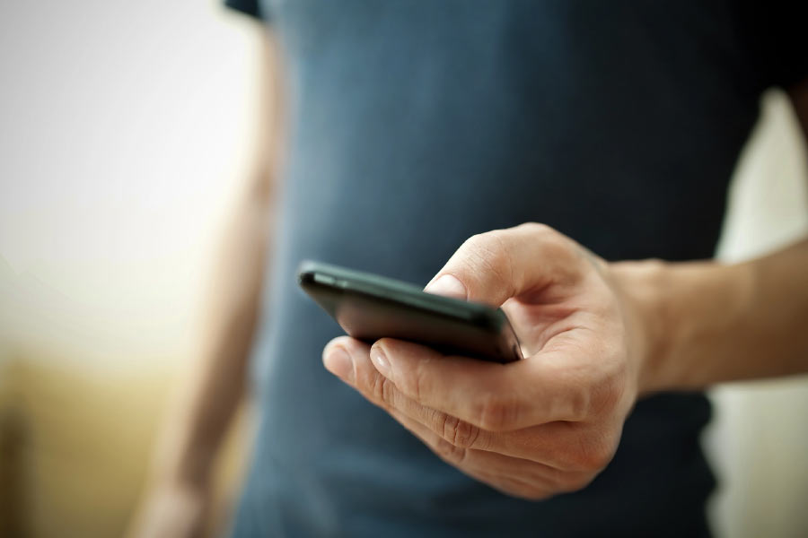 ছাত্রীরা জানায়, ক্লাসে পড়ানোর ফাঁকে ওই শিক্ষক তাদের আলাদা করে ডেকে নেন। তার পর মোবাইলে তাদের পর্নোগ্রাফির ভিডিয়ো দেখান তিনি।