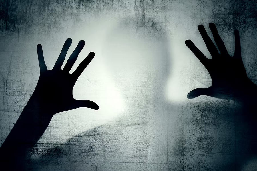 গ্রামবাসীদের মধ্যে বেশির ভাগই ছিলেন মহিলা। মূলত গ্রামের মেয়েরাই দল বেঁধে ‘শাস্তি’ দেন শিক্ষককে।