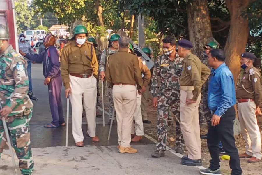 শিক্ষকের মুখে কালি লেপে দেওয়ার পর তাঁর গলায় পরানো হয় জুতোর মালা। গ্রামের মহিলারা জুতো দিয়ে মালাটি তৈরি করেছিলেন।