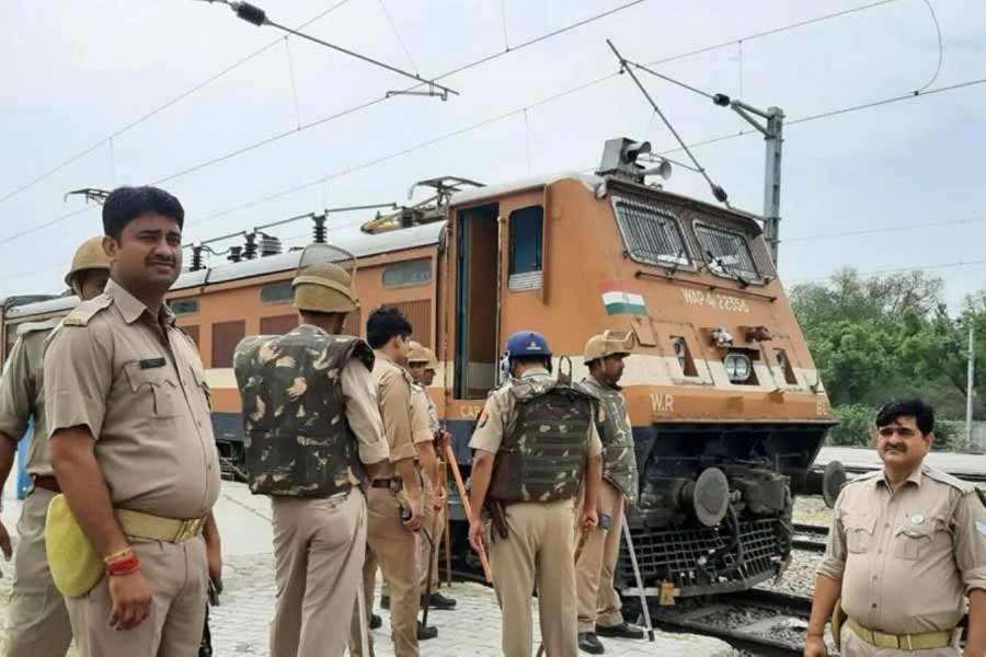 কালি মুখে জুতোর মালা পরিয়ে অভিযুক্ত শিক্ষককে গ্রামজুড়ে ঘোরানো হয়। তাঁকে হাঁটিয়ে নিকটবর্তী রেলস্টেশনের সামনে নিয়ে যান স্থানীয়রা।