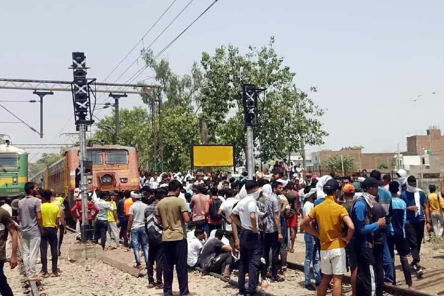 খবর পেয়ে ঘটনাস্থলে পৌঁছয় পুলিশ। তারা অভিযুক্তকে উদ্ধার করে পুলিশ ফাঁড়িতে নিয়ে যায়। কিন্তু তাতে জনতা আরও ক্ষুব্ধ হয়।