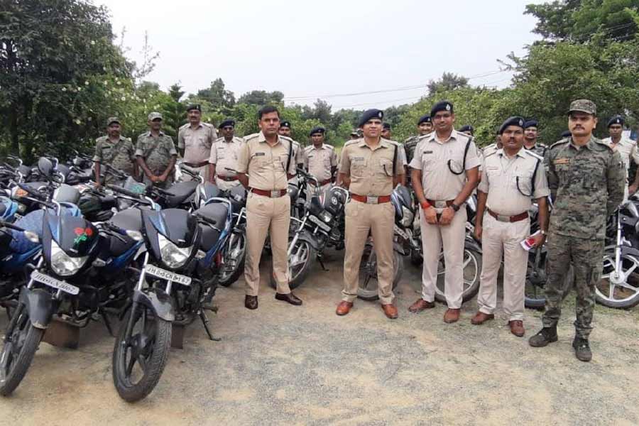 থানার বাইরে বিক্ষোভ দেখান গ্রামবাসীরা। তাঁরা অবিলম্বে অভিযুক্তের হাজতবাসের দাবি জানিয়েছেন। নির্যাতিত ছাত্রীদের অভিভাবকরা ধর্নায় বসেছেন থানার সামনে। সেখানেও অধিকাংশই ছিলেন মহিলা।