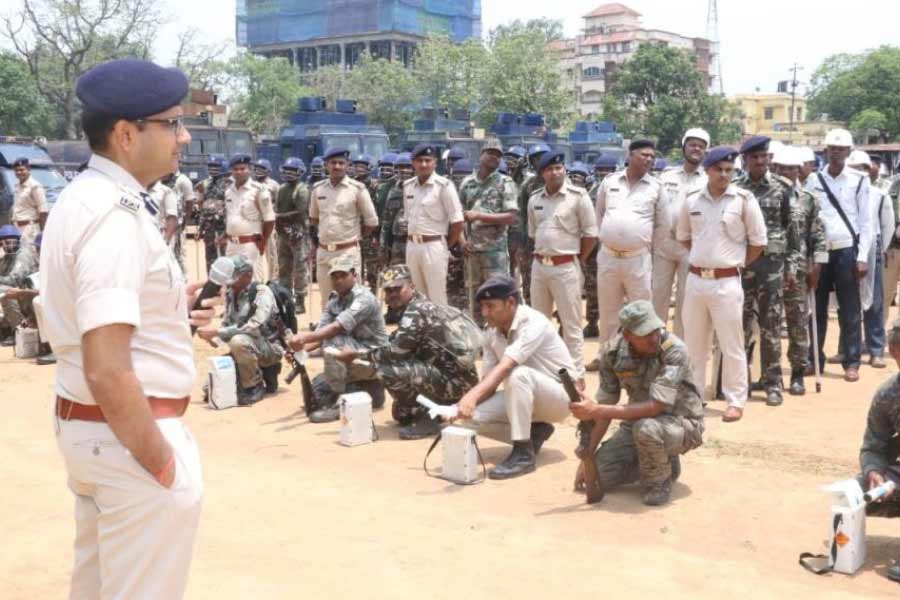 থানার বাইরে বেশ কয়েক ঘণ্টা ধরে এই বিক্ষোভ চলে। বড়া জামদা থানার ভারপ্রাপ্ত আধিকারিক বাসুদেব টোপ্পো জানিয়েছেন, ঘটনার তদন্ত শুরু হয়েছে। কেউ দোষ করলে উপযুক্ত শাস্তি দেওয়া হবে।