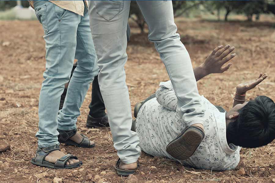 অভিযুক্ত শিক্ষককে খুঁজে বার করেন গ্রামবাসীরাই। তার পর তাঁর মুখে কালি লেপে দেওয়া হয়। গোটা ঘটনাটি ঘটে বৃহস্পতিবার।