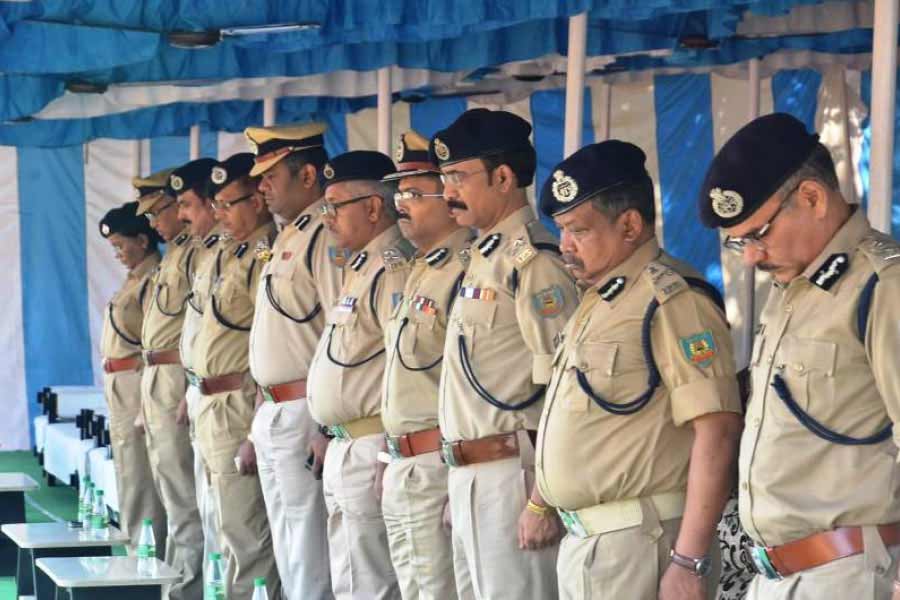 পুলিশ কী পদক্ষেপ করছে, তার জন্য বেশি ক্ষণ অপেক্ষা করেননি গ্রামবাসীরা। তাঁরা এক জায়গায় জড়ো হয়ে সিদ্ধান্ত নেন অভিযুক্ত শিক্ষককে কী ভাবে শাস্তি দেওয়া হবে।