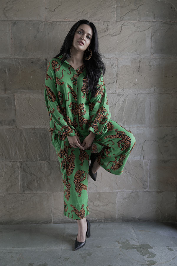 পায়ে কালো পাম্পস আর খোলা চুলে তাঁর রূপ যেন আরও নজরকাড়া। 