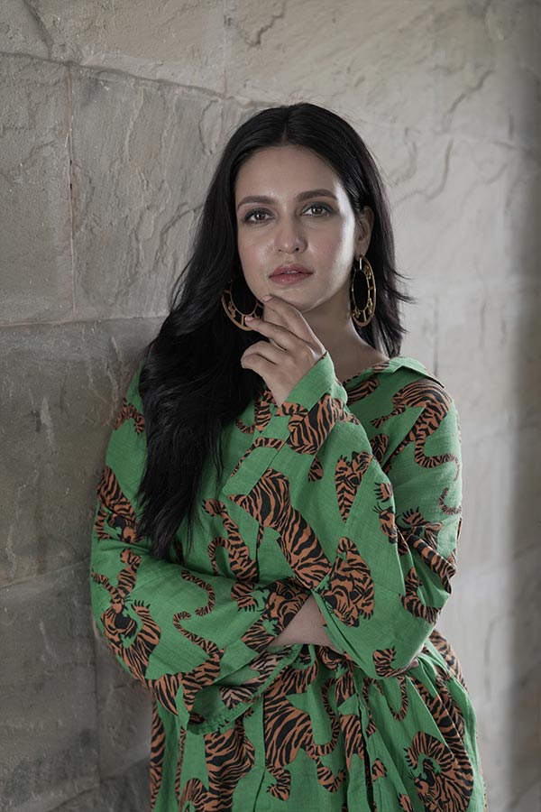 সবুজ কাফতান স্টাইলের কুর্তা আর একই প্রিন্টের পালাজোতে প্রিয়ঙ্কার বাঁধনছাড়া মনোভাব ফুটে ওঠে অন্য ভাবে। 