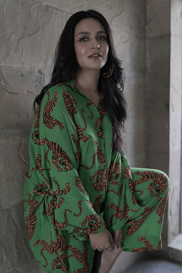 অভিনেত্রীর চোখের ইশারায় উষ্ণ আবেদন সবুজ রঙা সাজকে করে তোলে আরও মোহময়ী।