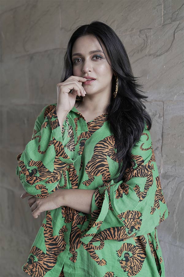 চোখে কালচে বাদামি স্মোকি আইশ্যাডো। কানে বড় দুল। প্রিয়ঙ্কা পুজোর জন্য তৈরি যেন আরও নজরকাড়া। 