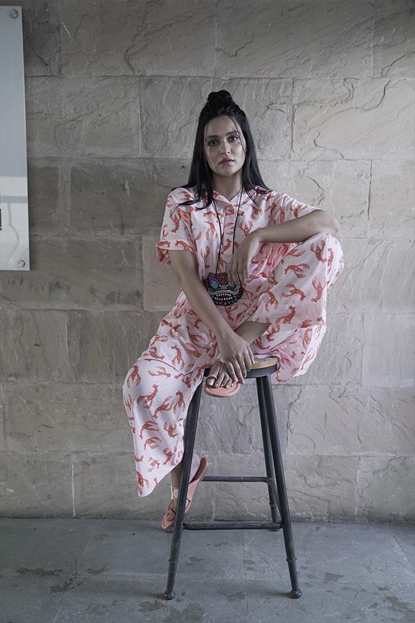 ওভারসাইজড বাটন আপ শার্ট আর ম্যাচিং স্ট্রেট প্যান্টসে প্রিয়ঙ্কার পুজো লুক বড্ড আরামের। 