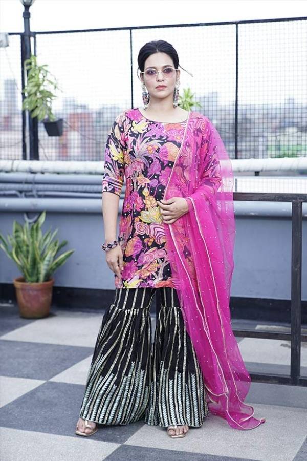 সপ্তমীতে লুকবুক হঠাৎ অন্য রকম! আরামদায়ক ঢোলা জামাকাপড়ের বদলে জমকালো কুর্তি আর শারারা প্যান্টস। পালটে গেল নায়িকার সাজের আকর্ষণ। 