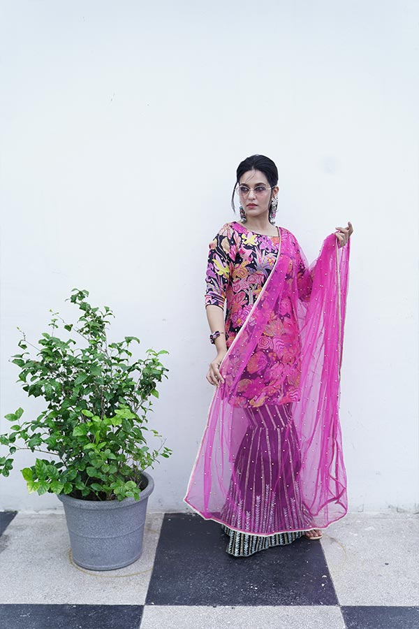 চোখে রেট্রো স্টাইলের গোলাপি চশমা, সাজের আবেদনে প্রিয়ঙ্কা যেন ৮০ দশকের জিনাত আমন! 