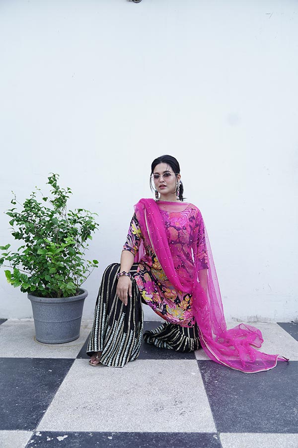 দমকা হাওয়ায় কুচো চুলের অবাধ্যতা, মিষ্টি হাসিতে অনন্যা প্রিয়ঙ্কা। 