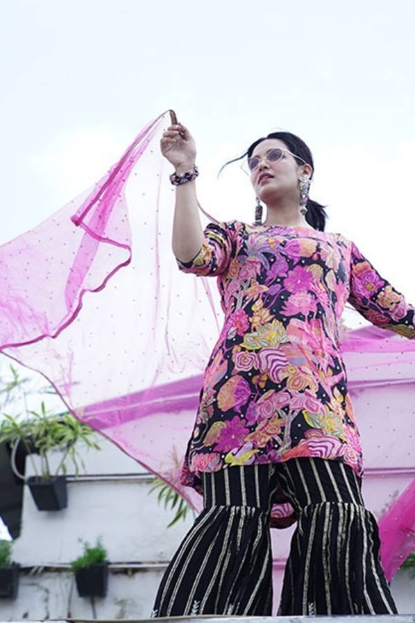 কানে কড়ির ভারী দুল আর হাতে ম্যাচিং চুড়ির সেট। পুরোদস্তুর বলিউডি স্বাদ।