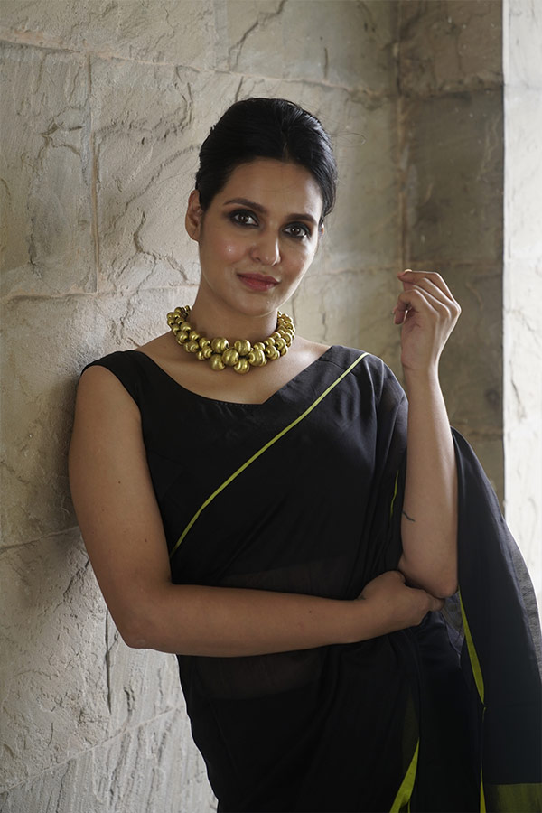 নবমীর সাজ। সাহসিনী প্রিয়ঙ্কা অতুলনীয়া। কালো প্রায় স্বচ্ছ শাড়ি ও স্লিভলেস ব্লাউজে পুরোপুরি অন্য রকম। 