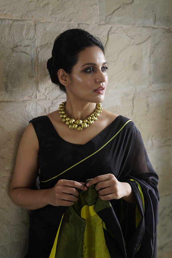 ঘন স্মোকি আই। ন্যুড লিপস্টিকের ছোঁয়া। গলায় ভারী স্টেটমেন্ট হার বাড়িয়ে দিয়েছে ঘরের তাপমাত্রা! 