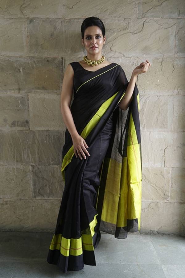 উঁচু করে বাঁধা চুল আর শাড়ির সাজের তালমিল, অকপট আবেদন প্রিয়ঙ্কার।