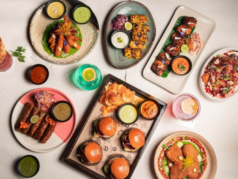 ক্যামাক স্ট্রিটের ‘মাঙ্কি বার’-ও সুন্দর সাজের ছবি ধরে রাখার জন্য আদর্শ স্থান।