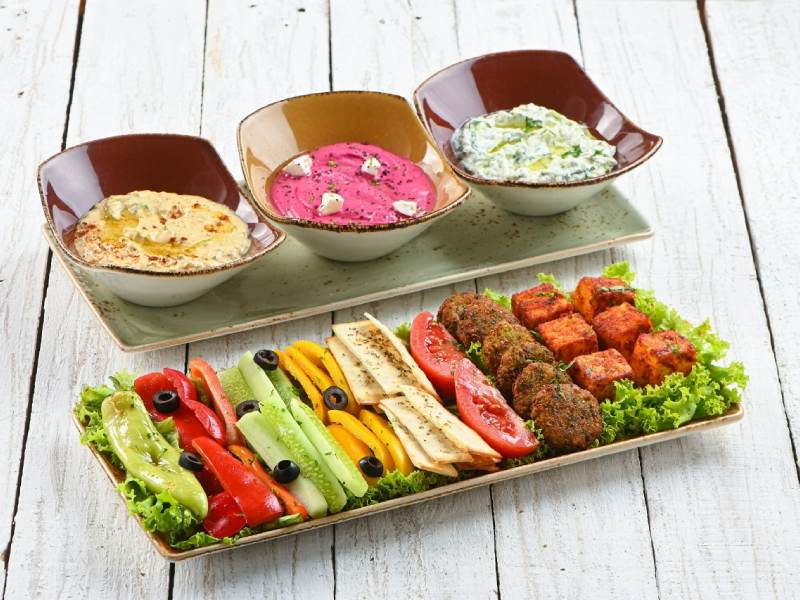 আধুনিক মেজাজে পুজোর সাজের ছবি তুলবেন আর পান-ভোজনও ভাল হবে, এমন যদি থাকে ইচ্ছা তবে চলে যাওয়া যায় পার্ক স্ট্রিটের ‘হার্ড রক ক্যাফে’-তে। 