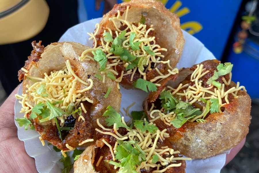 ঠাকুর দেখতে গিয়ে ফুচকা না খেলে পুজোটা যেন জমে না! তাই পুজোতে শহর জুড়ে জিভে জল আনা নানা ফুচকা স্টলের হদিস দিচ্ছেন অভিজিৎ বিশ্বাস। 