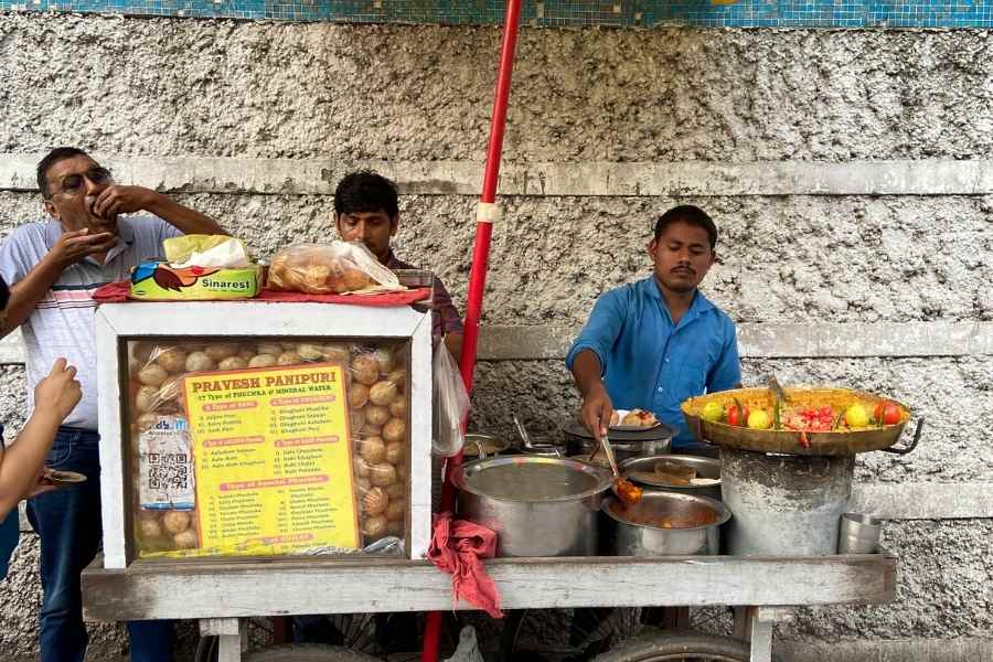  আলিপুরে বিখ্যাত পরভেশ পানিপুরি। বাঙালির ফুচকা। বাটাটা ফুচকা, ধোকলা ফুচকা, ঘুগনি ফুচকা, চকোলেট ফুচকা, দই ফুচকা থেকে শুরু করে ১৭ রকমের ফুচকা পাওয়া যায় এই স্টলে। দাম ৬০ টাকার মধ্যেই। 