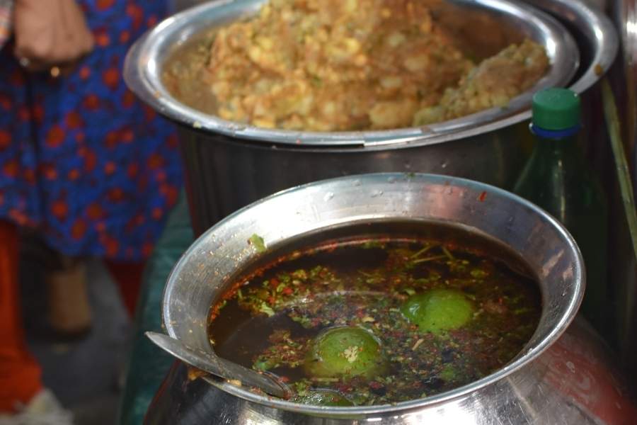 ঢাকুরিয়ার রাজেন্দ্র ফুচকা। দক্ষিণাপণের ঠিক বাইরেই চিরাচরিত ফুচকার সম্ভার যেতে তৈরি রাজেন্দ্র ফুচকা। এই স্টলে আলুর দম আর দই ফুচকার জন্যই ভিড় যাক বেশি।