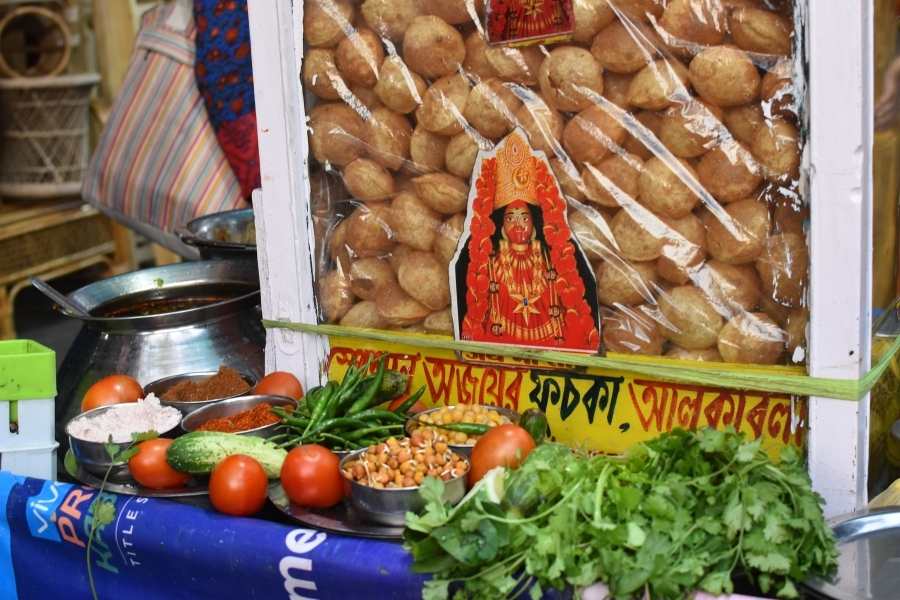 গোলপার্কের পাশে বিকেল ৫টা থেকেই হাজির থাকেন অজয়। টক জল আর দই ফুচকার জন্যই বিখ্যাত তাঁর স্টল। দাম ৫০ টাকার মধ্যেই। 
