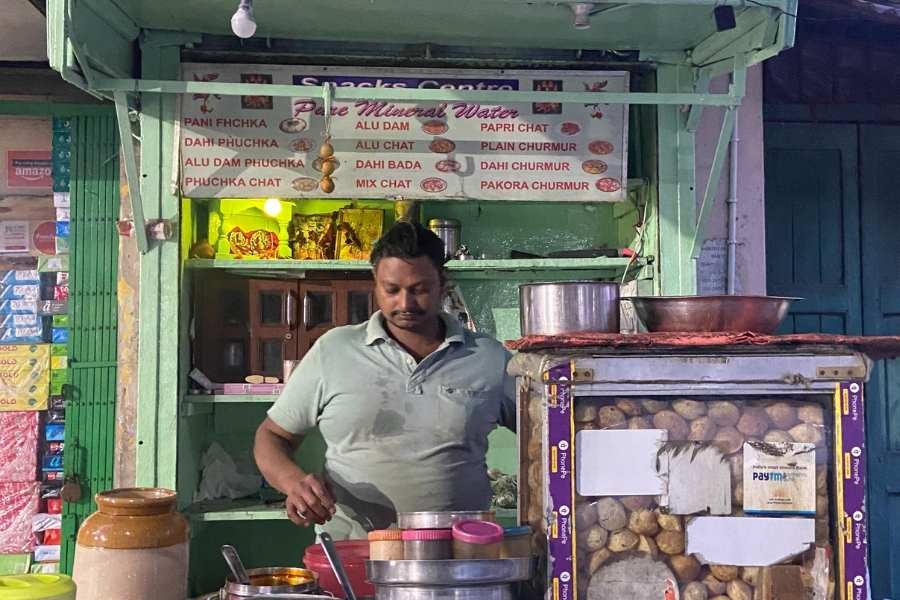 ভবানীপুরের ৪৬ চক্রবেড়িয়া রোড। রাস্তার পাশেই আছে স্ন্যাক্স সেন্টার। এখানে বিখ্যাত হল দই ফুচকা। পুর ভরা ৪ টি দই ফুচকার দাম ৬০ টাকা। সঙ্গে সন্তুষ্টি ফ্রি!