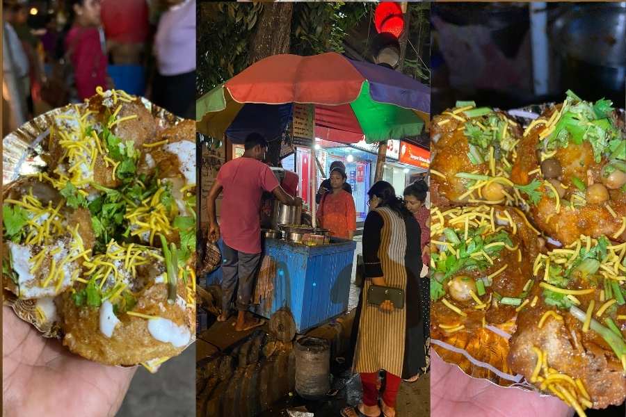 কালিকাপুরে, প্রিন্স আনোয়ার শাহ কানেক্টরে সুপরিচিত মা কালী ফুচকা। এখানে নাম করেছে আলুর দম ফুচকা, দই ফুচকা আর চুরমুর। দাম ২০ টাকা থেকে শুরু। 