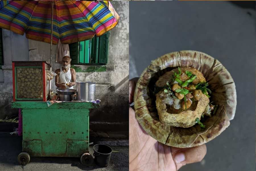  কুমোরটুলি পার্কের কাছে বিখ্যাত দাদুর ফুচকা। মিষ্টি বড়া আর ঝাল বড়া ফুচকার জন্য দাদুর বিশাল নাম ডাক। 